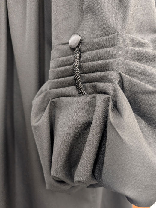 Bell sleeves with 5 pleats and cord and button